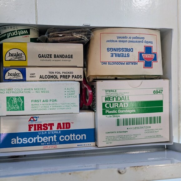 Vintage 1984 Healer First Aid Kit Metal Tin – Complete & Unopened - Picture 4 of 7